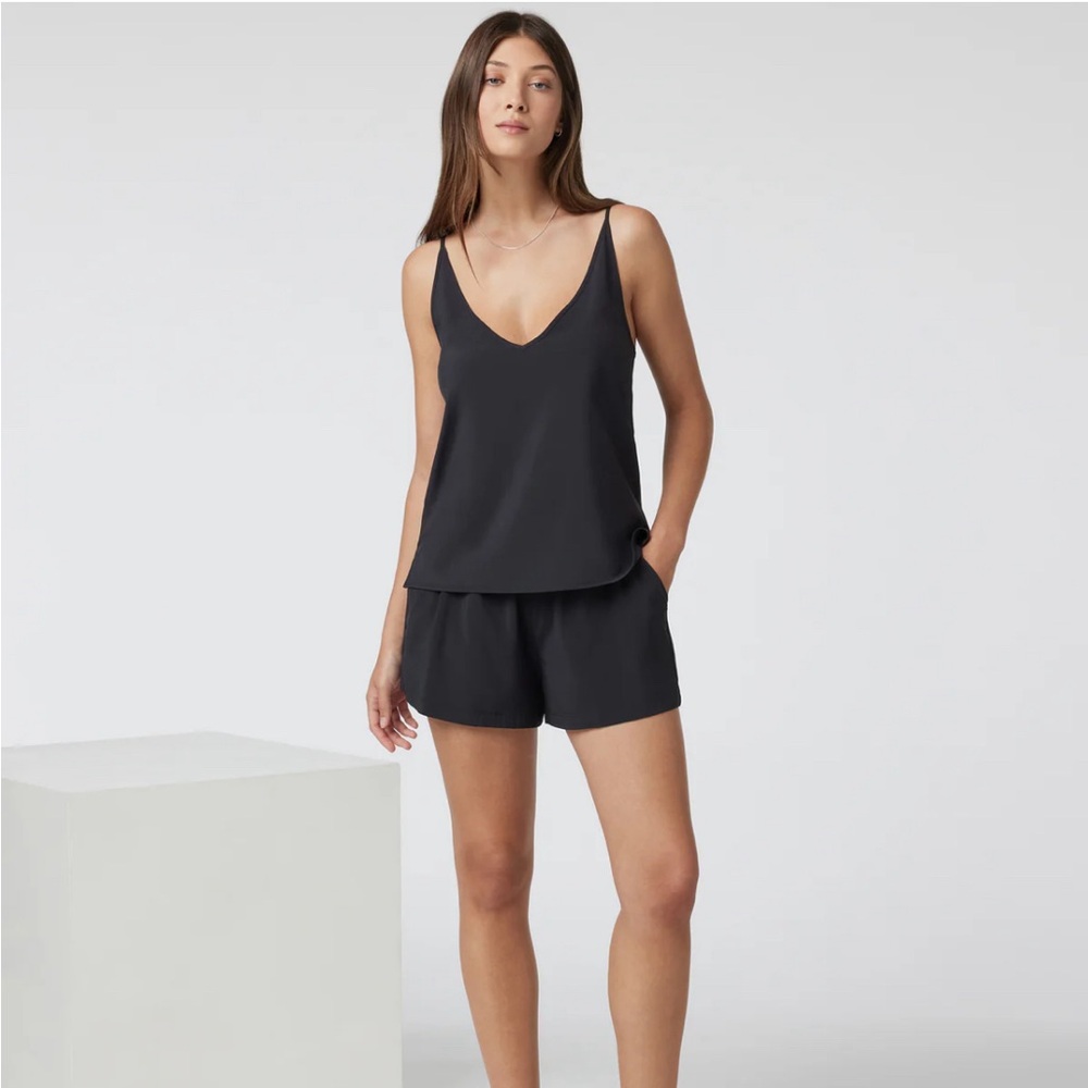Vuori villa shorts in black/small